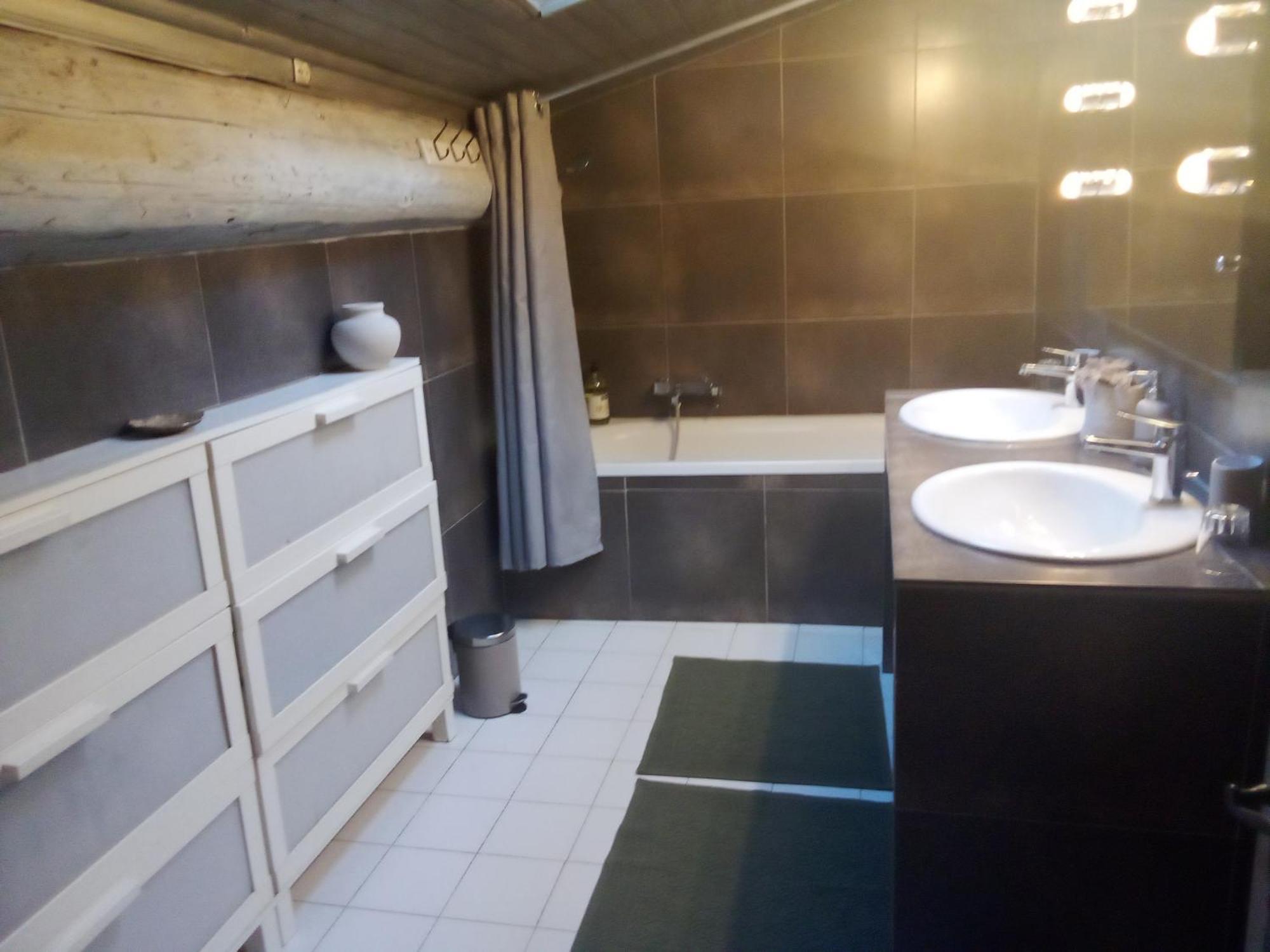 La Maison Perchee Aigues-Mortes Ruang foto